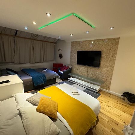 Cozy Rooms Near Central Лондон Екстериор снимка