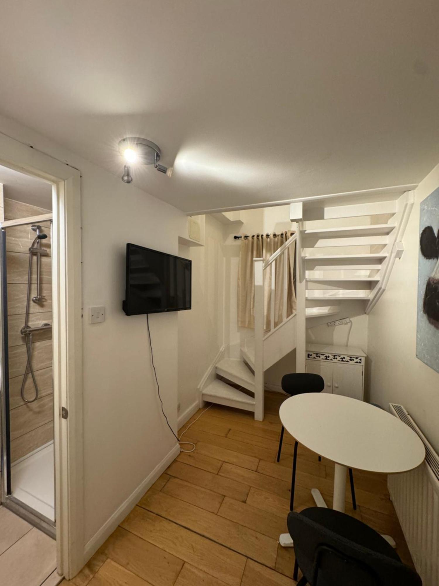 Cozy Rooms Near Central Лондон Екстериор снимка