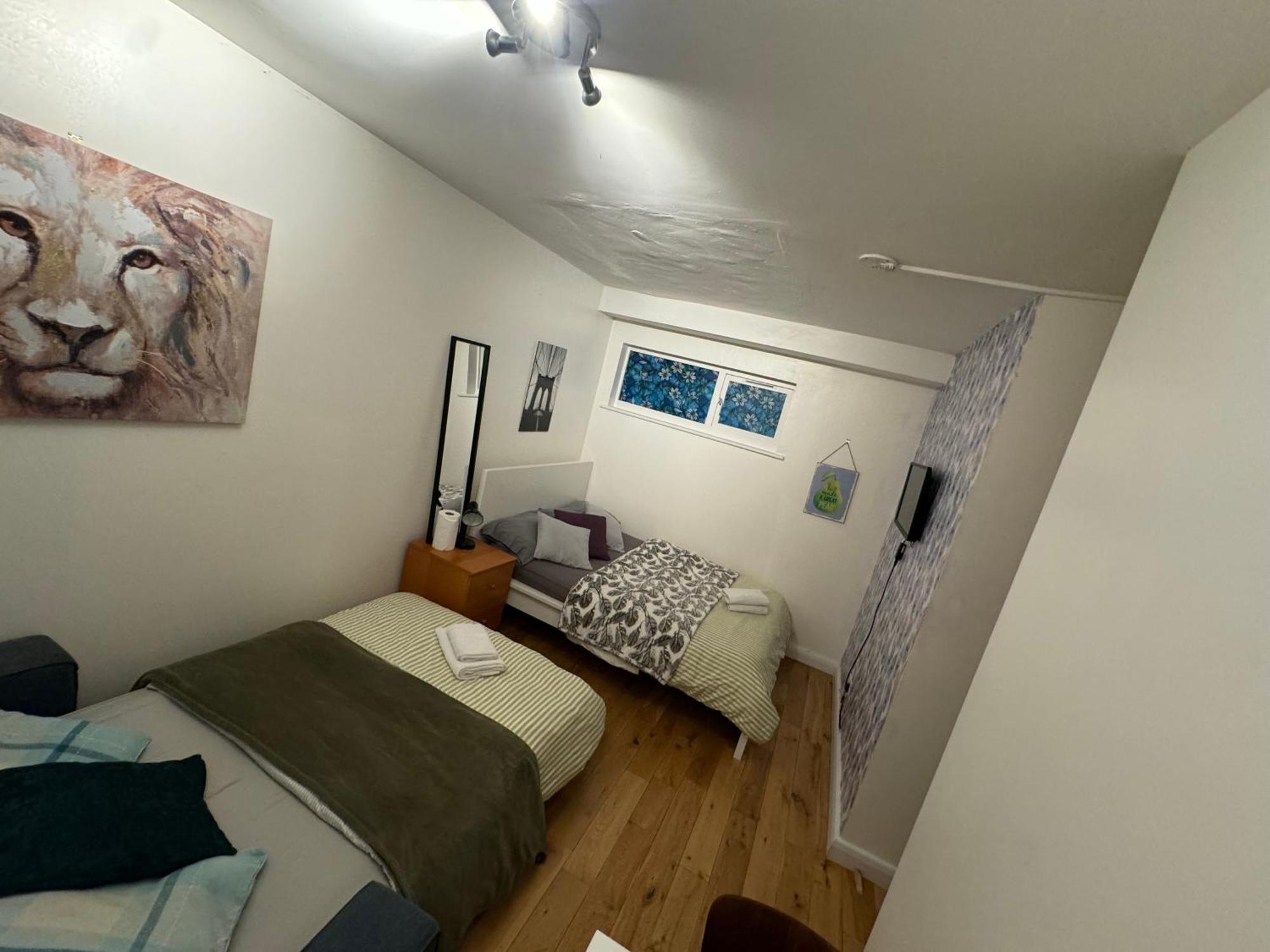 Cozy Rooms Near Central Лондон Екстериор снимка