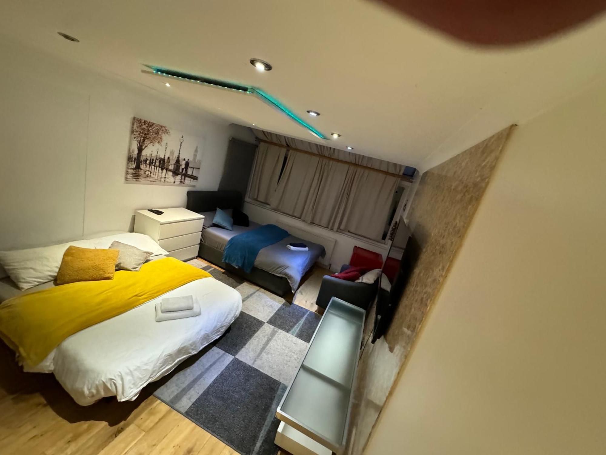 Cozy Rooms Near Central Лондон Екстериор снимка
