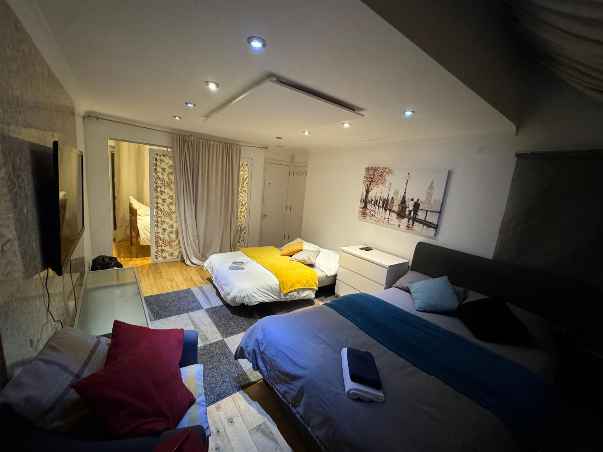Cozy Rooms Near Central Лондон Екстериор снимка