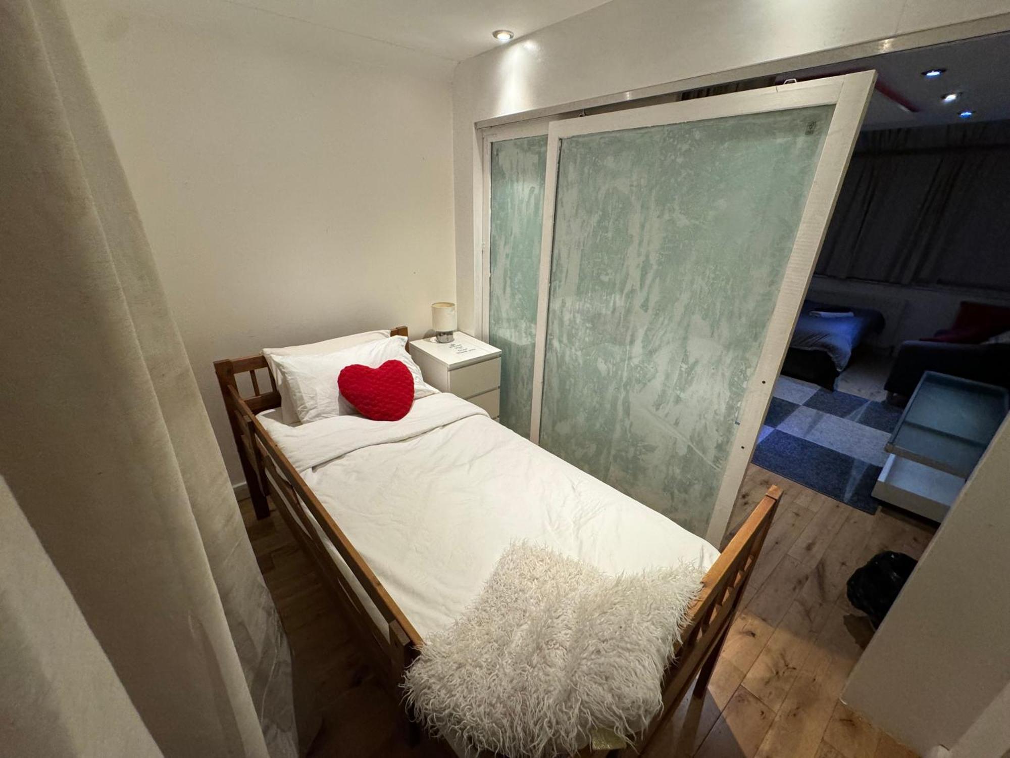 Cozy Rooms Near Central Лондон Екстериор снимка