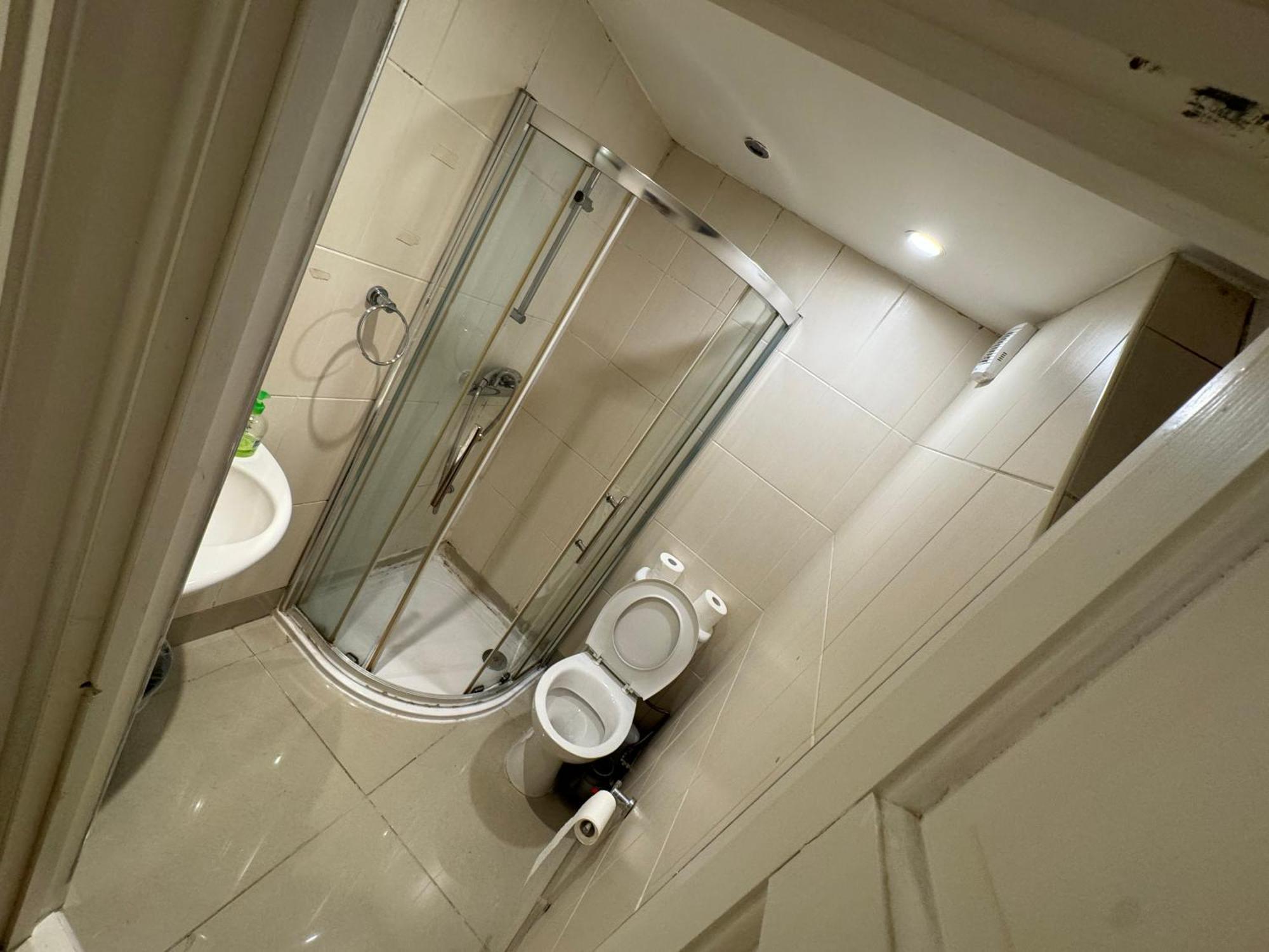 Cozy Rooms Near Central Лондон Екстериор снимка
