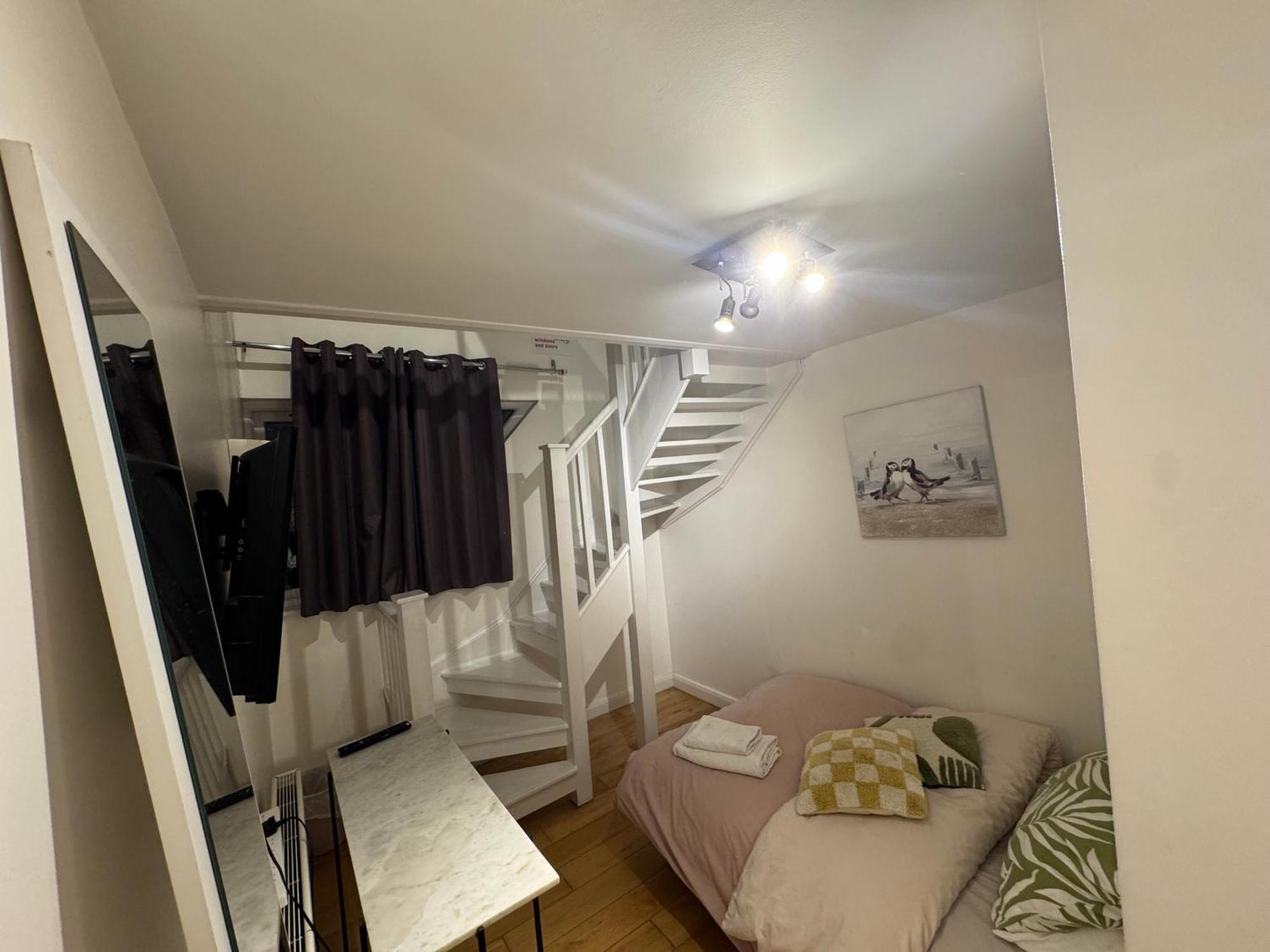 Cozy Rooms Near Central Лондон Екстериор снимка
