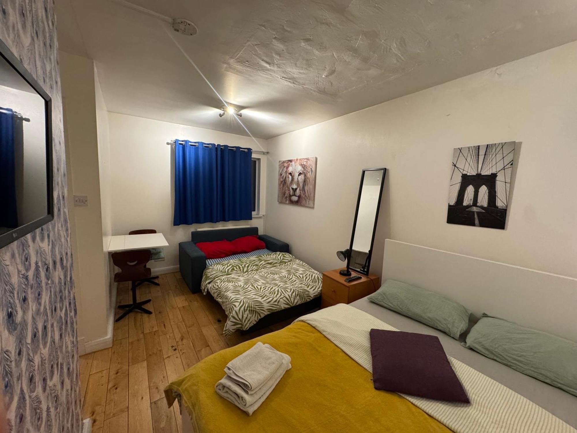 Cozy Rooms Near Central Лондон Екстериор снимка